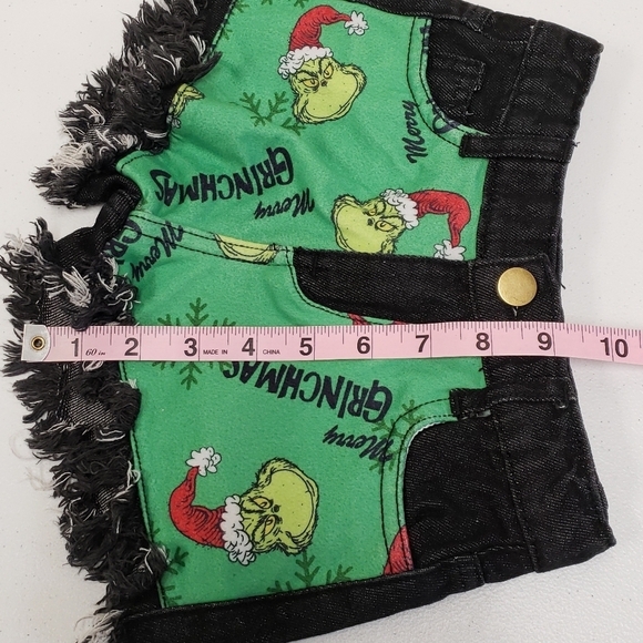 Grinch Girls Black Denim Shorts Merry Grinchmas Raw Edge Size Small - Picture 8 of 8